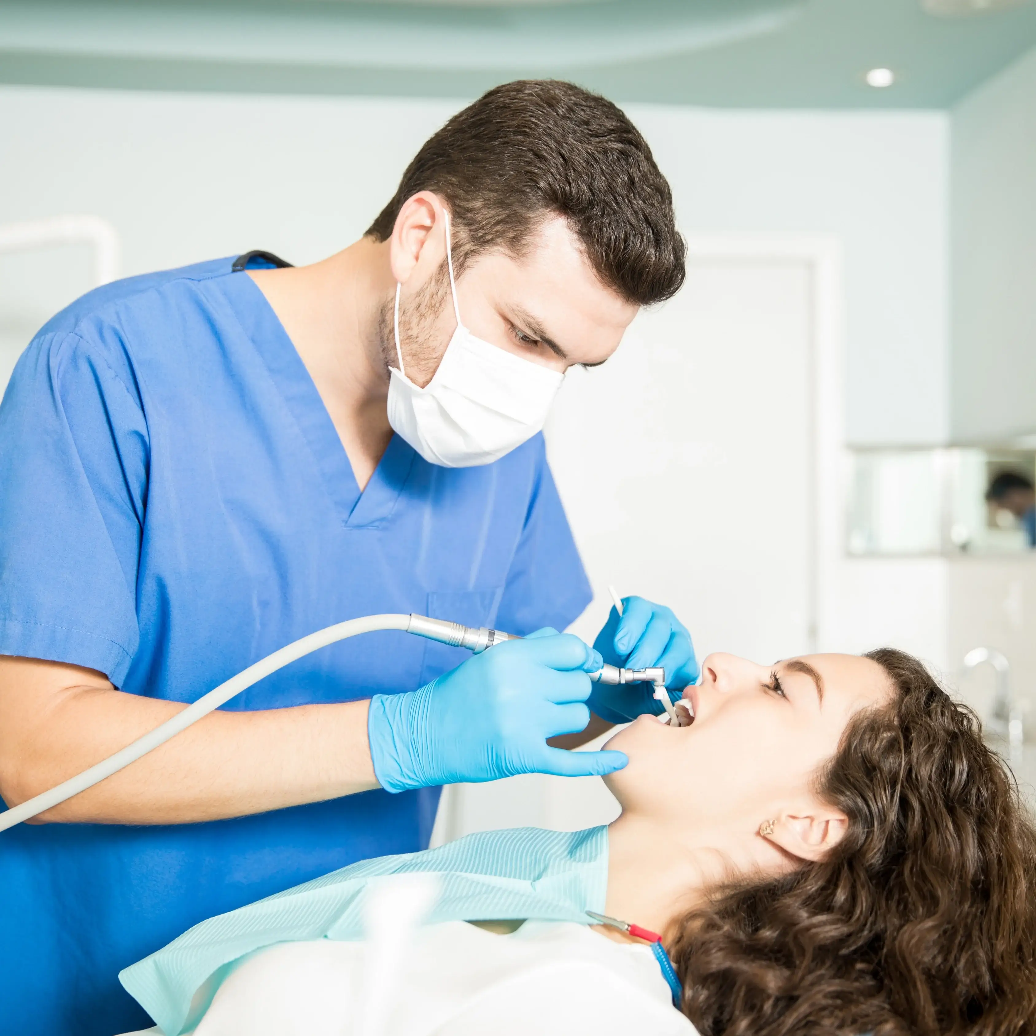 Daha Net Görüş, Daha Az Yorgunluk: Dental Başlıklarda LED Işık ve Ergonominin Önemi